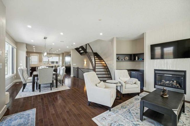 1721 44 Avenue Sw, Home with 4 bedrooms, 3 bathrooms and 2 parking in Calgary AB | Image 4