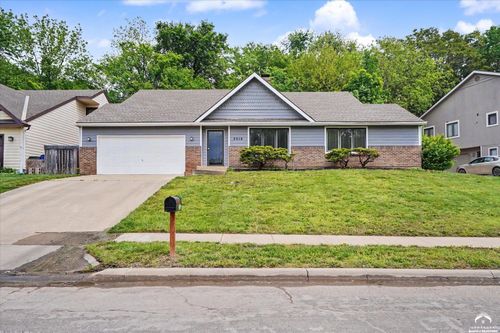 2018 Crossgate Dr, Lawrence, KS, 66047-3511 | Card Image
