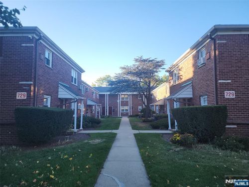 729 Broad Ave, Ridgefield, NJ, 07657-1632 | Card Image