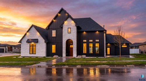 2300 S Meadowview Ave, Sioux Falls, SD, 57110 | Card Image