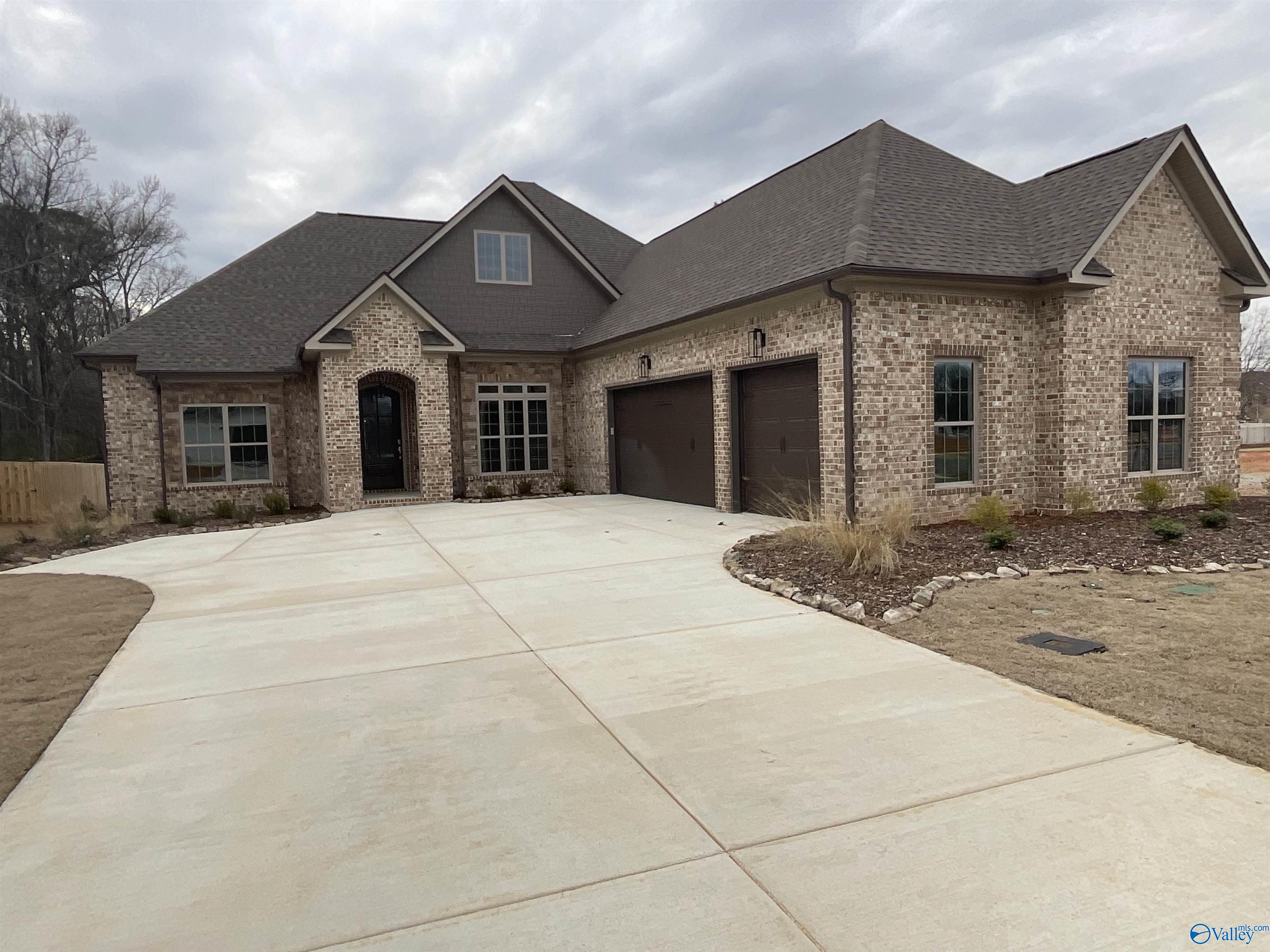 Gunner Cir, Athens, AL 35613