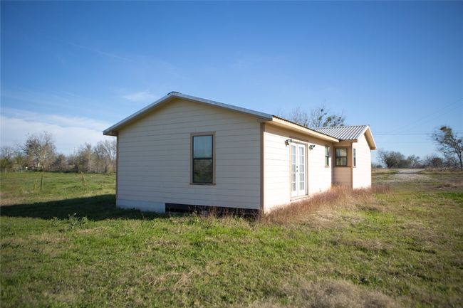 2095 Bridal Path Rd, House other with 1 bedrooms, 1 bathrooms and 100 parking in Luling TX | Image 8