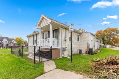 1034 Walnut Street, Home with 2 bedrooms, 1 bathrooms and null parking in Wyandotte MI | Image 3