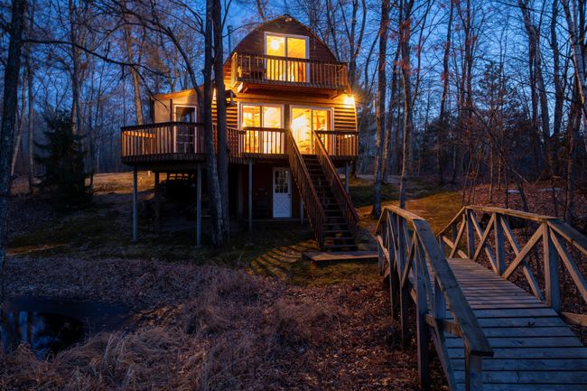 This guest cabin offers privacy for family and friends. | Image 10