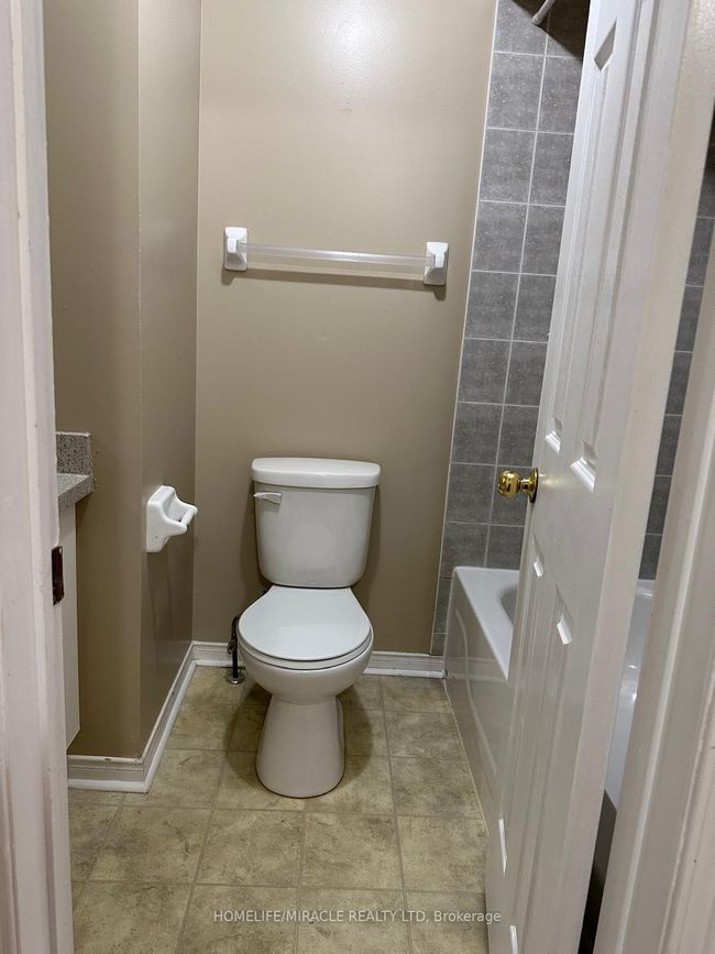 6 Sinclair Crt, Condo with 3 bedrooms, 3 bathrooms and 1 parking in Brampton ON | Image 34