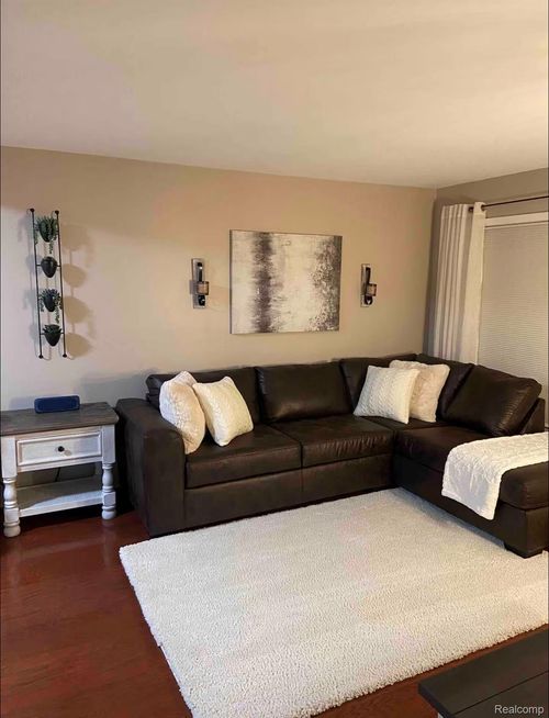 7081 Tappon Dr, Clarkston, MI, 48346-2635 | Card Image