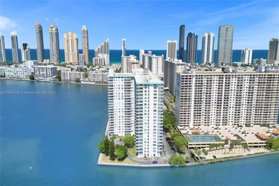 1701 - 301 174th St, Condo with 2 bedrooms, 2 bathrooms and null parking in Sunny Isles Beach FL | Image 3