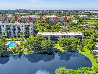 506 - 2209 S Cypress Bend Dr, Condo with 2 bedrooms, 2 bathrooms and null parking in Pompano Beach FL | Image 2