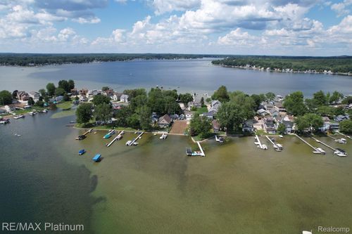 11181 W Ferndale Dr, Manitou Beach, MI, 49253-9545 | Card Image