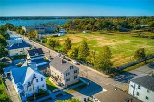 86 Washington St, Bristol, RI, 02809-2421 | Card Image