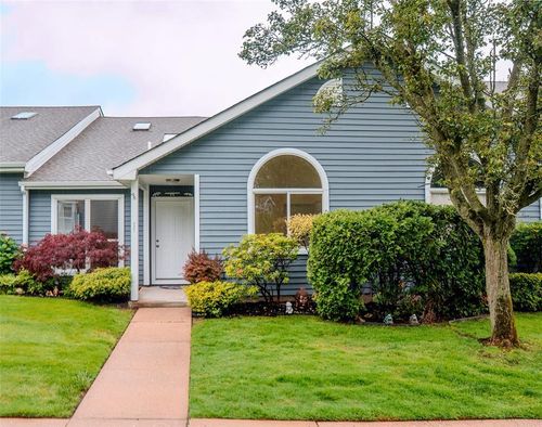 777 Spring Lake Dr, Middle Island, NY, 11953-2651 | Card Image