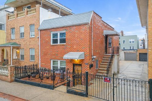 28-44 47th St, Astoria, NY, 11103-1208 | Card Image