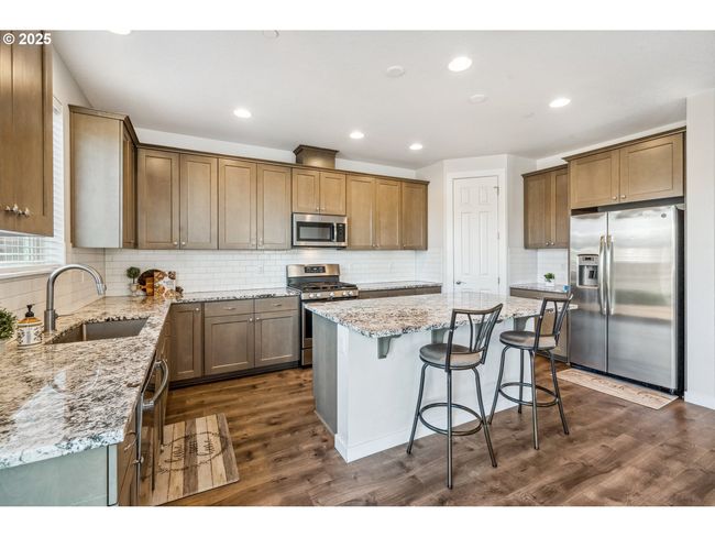 Kitchen-Breakfast Bar | Image 8