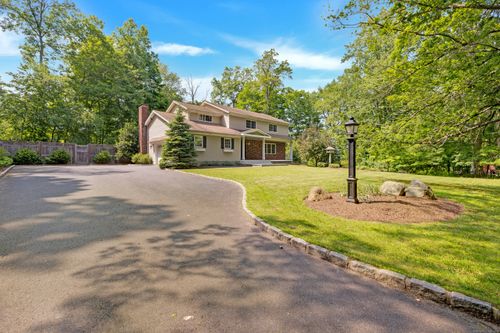 19 Maplecrest Dr, Danbury, CT, 06811-4247 | Card Image