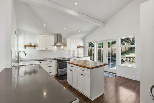 3015 Royal Ave, North Vancouver, BC, V7K1Y6 | Card Image