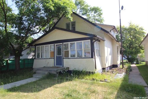 564 1st St W, House with 4 bedrooms, 2 bathrooms and 1 parking in Shaunavon SK | Card Image