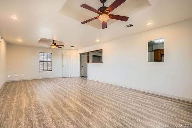 12177 Pearsall Rd, House other with 5 bedrooms, 2 bathrooms and null parking in Atascosa TX | Image 6
