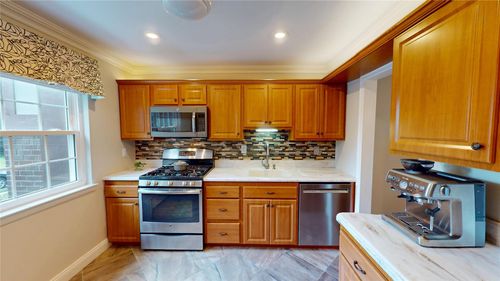 44 Yorkshire Dr, Suffern, NY, 10901-7212 | Card Image