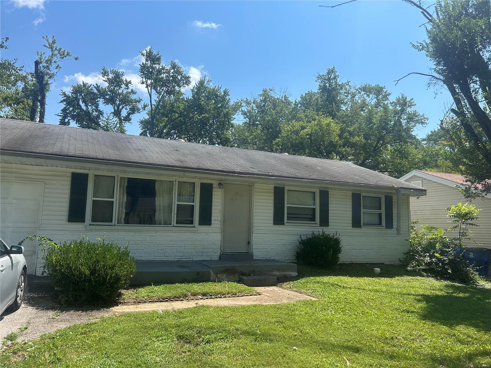 Crown Point Dr, Saint Louis, MO 63136