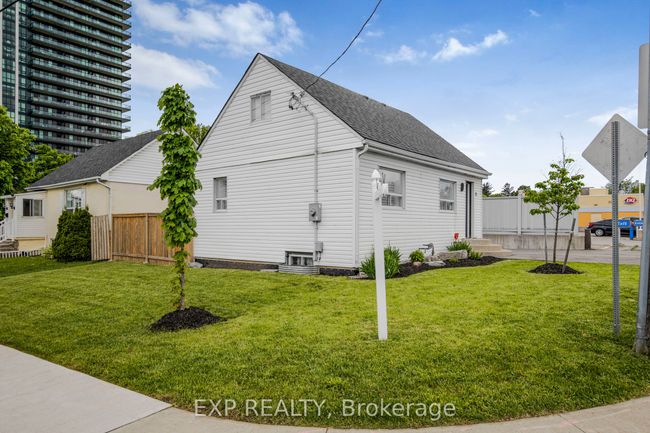 15 Centre St S, Home with 1 bedrooms, 1 bathrooms and 8 parking in Brampton ON | Image 4