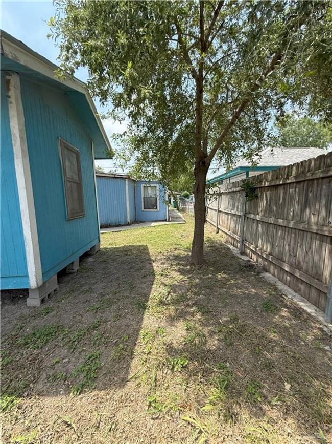 View of yard with fence and an outdoor structure | Image 30