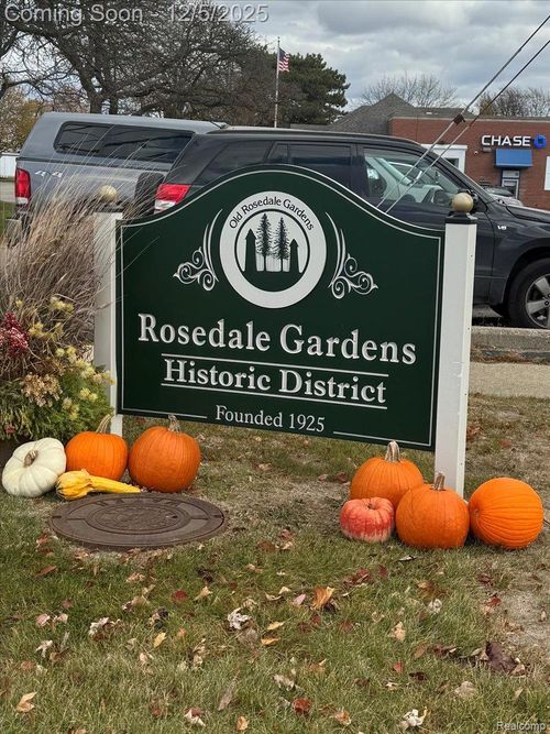 11009 Melrose St, Livonia, MI, 48150-2886 | Card Image