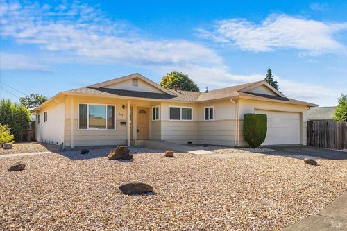 560 Link Ln, Santa Rosa, CA, 95401-5310 | Card Image