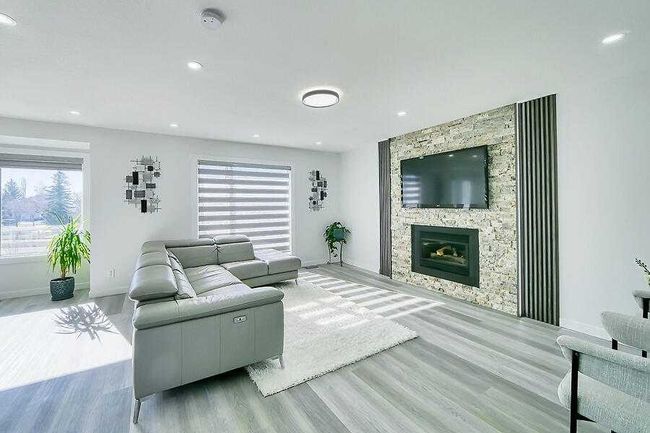 155 Scurfield Place Nw, Home with 4 bedrooms, 3 bathrooms and 4 parking in Calgary AB | Image 9
