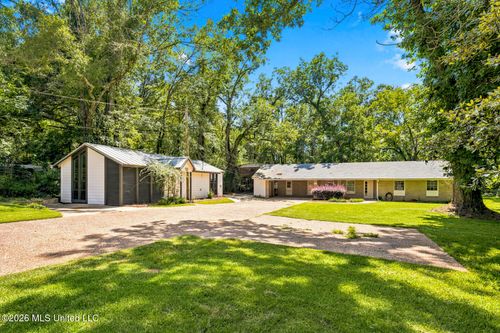 402 W Main St, Raymond, MS, 39154-8165 | Card Image