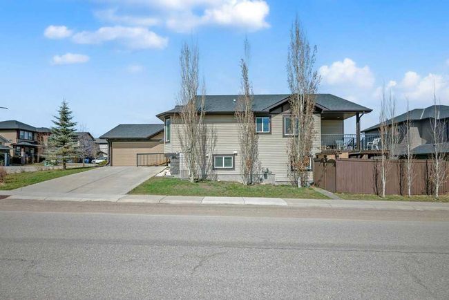 100 Rainbow Falls Row, Home with 4 bedrooms, 2 bathrooms and 4 parking in Chestermere AB | Image 2