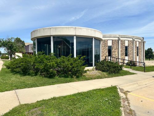 707 Gilbert St, Charles City, IA, 50616-2703 | Card Image