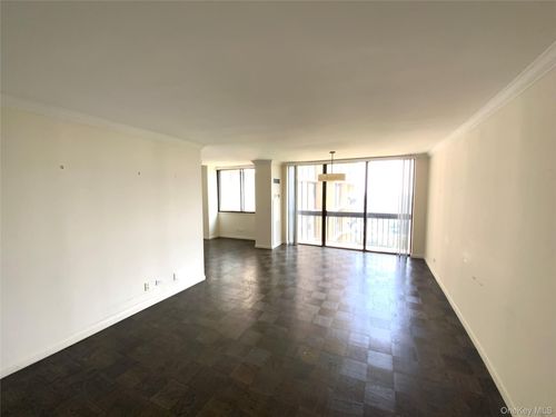 apt-27s-27110 Grand Central Pkwy, Floral Park, NY, 11005-1227 | Card Image