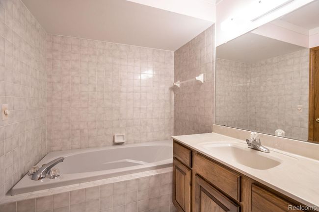Main bath with jetted tub | Image 16