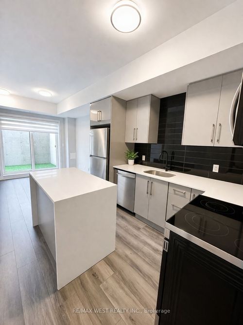 110-6065 Mcleod Road, Niagara Falls, ON, L2G0Z7 | Card Image