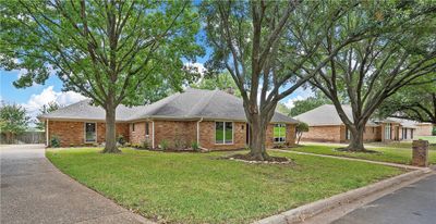 10022 Sandalwood Drive, House other with 4 bedrooms, 2 bathrooms and 2 parking in Woodway TX | Image 2