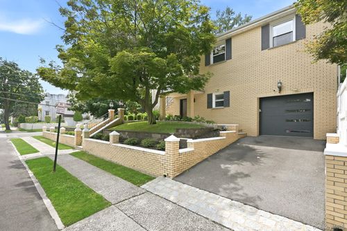 95 Vernon Ave, Yonkers, NY, 10704-2463 | Card Image