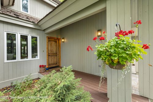 3035 White Pine Ln, Wilson, WY, 83014-9627 | Card Image