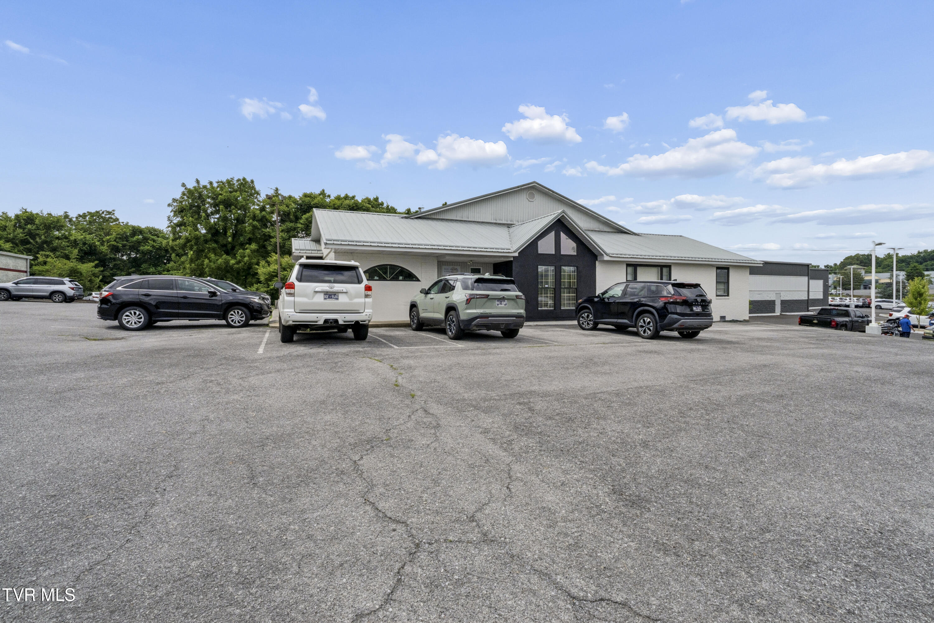 200 High Point Dr, Johnson City, TN 37601