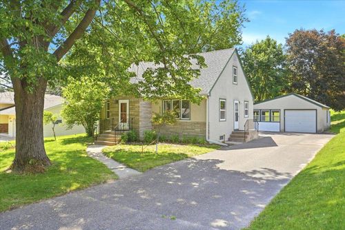 568 Shryer Ave W, Roseville, MN, 55113-6641 | Card Image