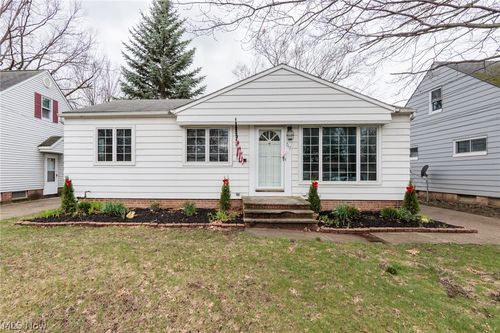 762 E 305th St, Willowick, OH, 44095-4902 | Card Image