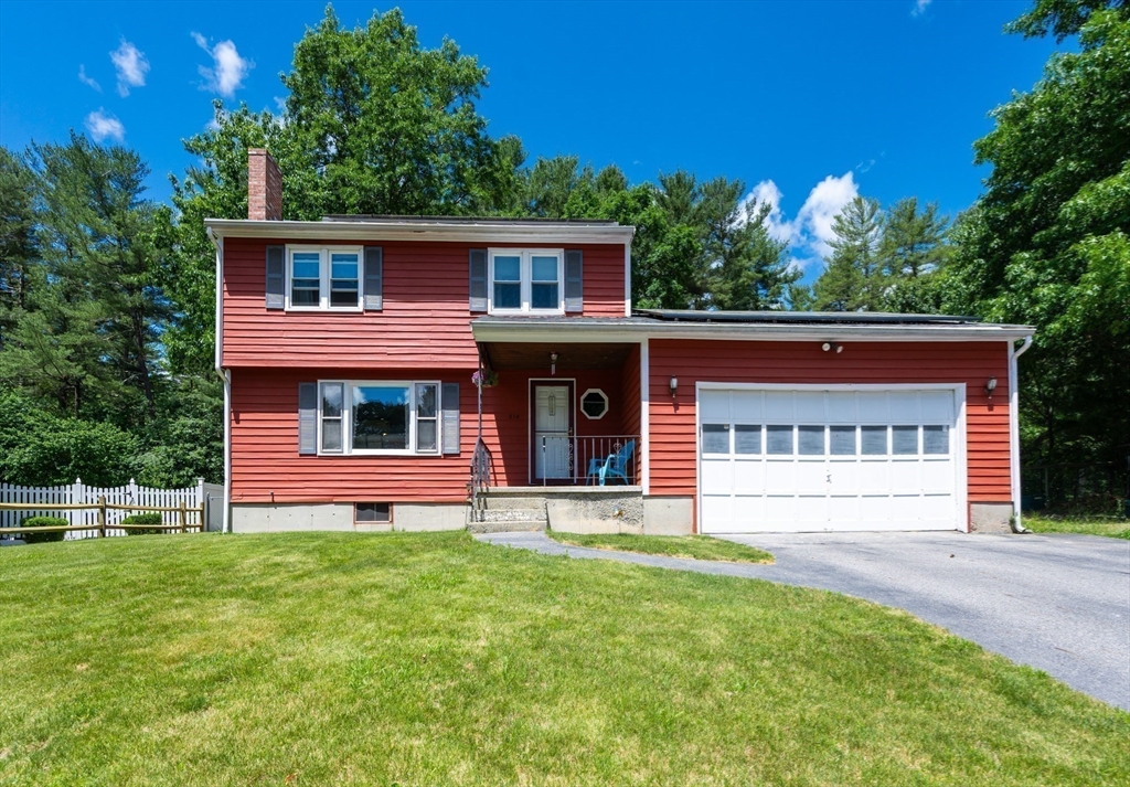 Freda Ln, Lowell, MA 01854