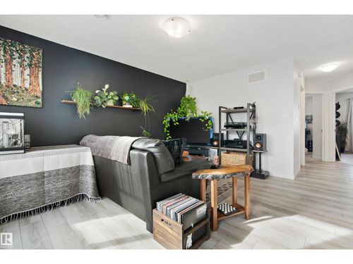 84-17832 78 St Nw, Edmonton, AB, T5Z0P7 | Card Image