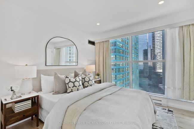 2002 - 99 Harbour Sq, Condo with 2 bedrooms, 2 bathrooms and 1 parking in Toronto ON | Image 23