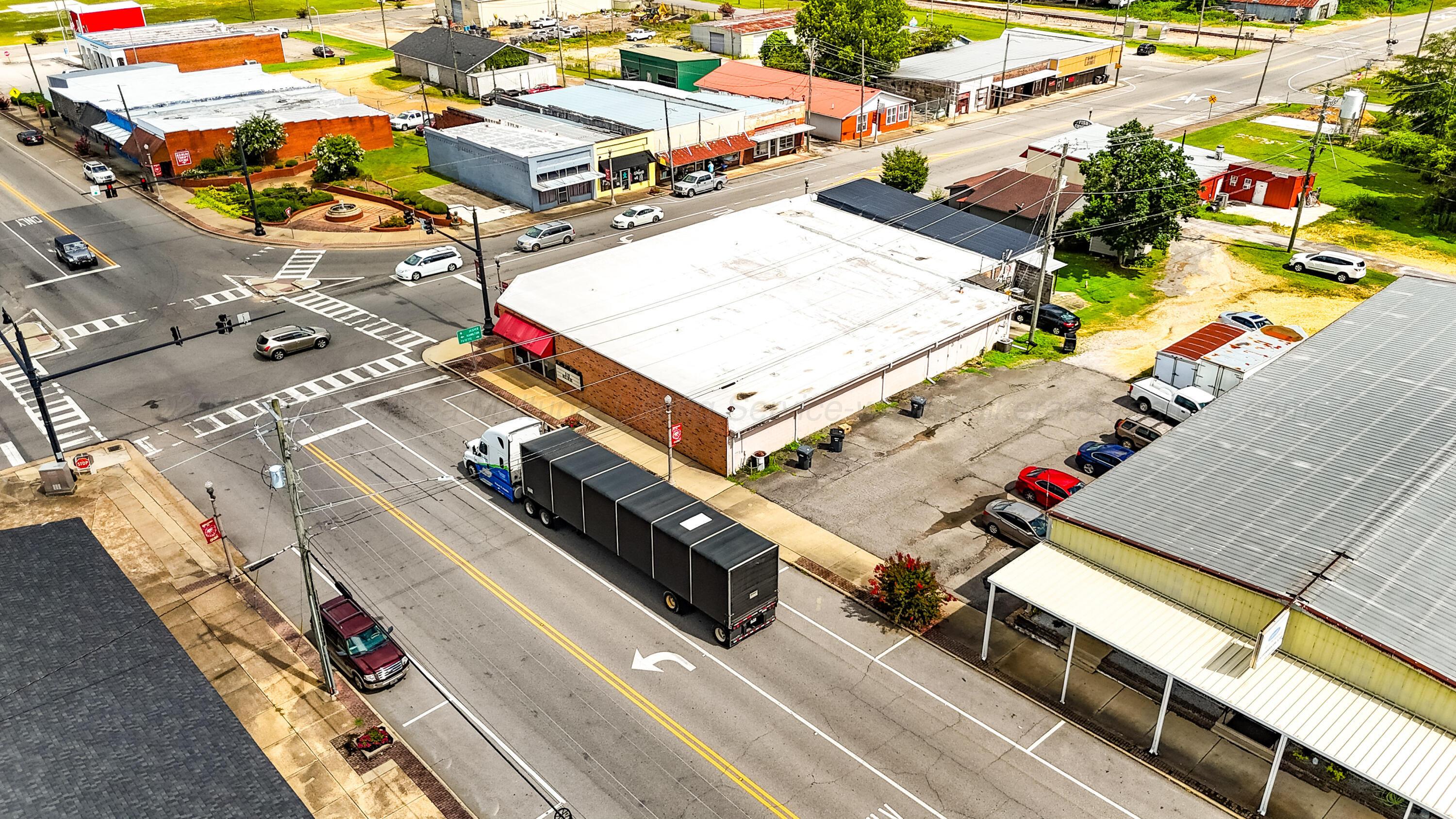 Commercial Sale in Guin 4