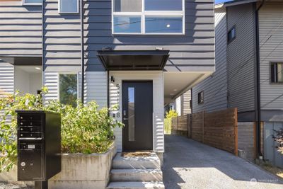 B - 5710 Roosevelt Way Ne, Townhouse with 2 bedrooms, 1 bathrooms and 1 parking in Seattle WA | Image 2