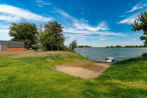 4 W Clear Lake Dr, Ceylon, MN, 56121-4069 | Card Image