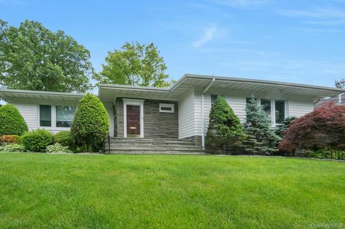 136 Fox Meadow Rd, Scarsdale, NY, 10583-2302 | Card Image