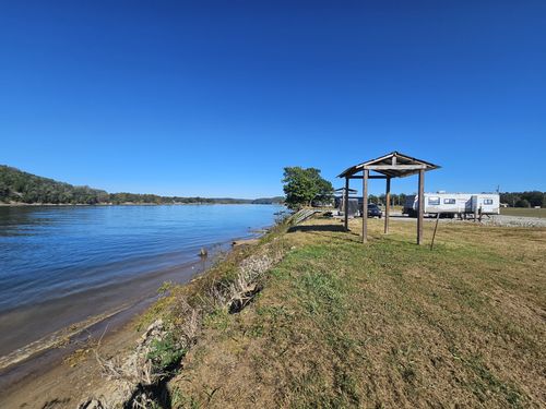 591 River Front Dr, Clifton, TN, 38425-2509 | Card Image
