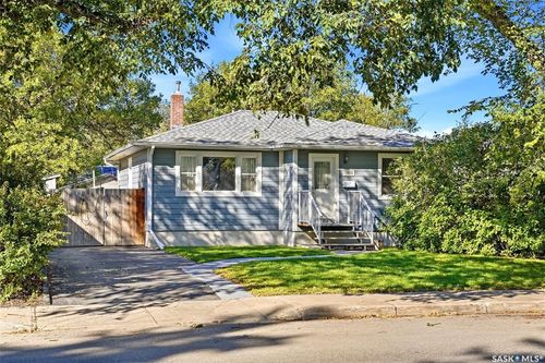 1010 Elphinstone Street, House with 4 bedrooms, 2 bathrooms and 3 parking in Regina SK | Card Image