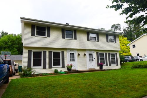 39 Wilshire Dr, Cedarburg, WI, 53012-2526 | Card Image